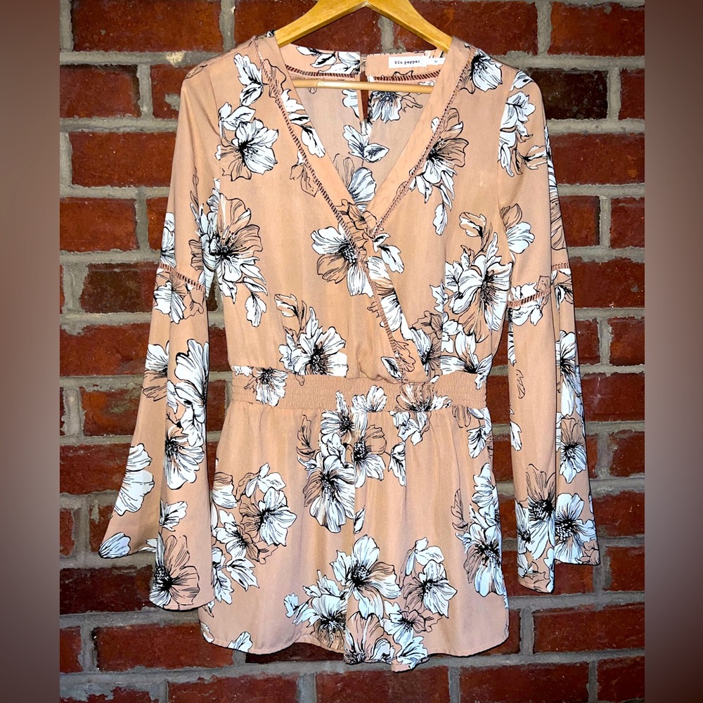 NWOT Blu Pepper peach, white and black boho romper with flowing sleeves